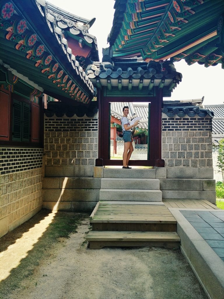 Travellerin Lisa an der Injeongjeon Hall in Seoul