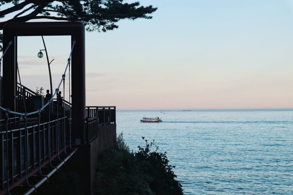 Holzbrücke an der Küste von Busan