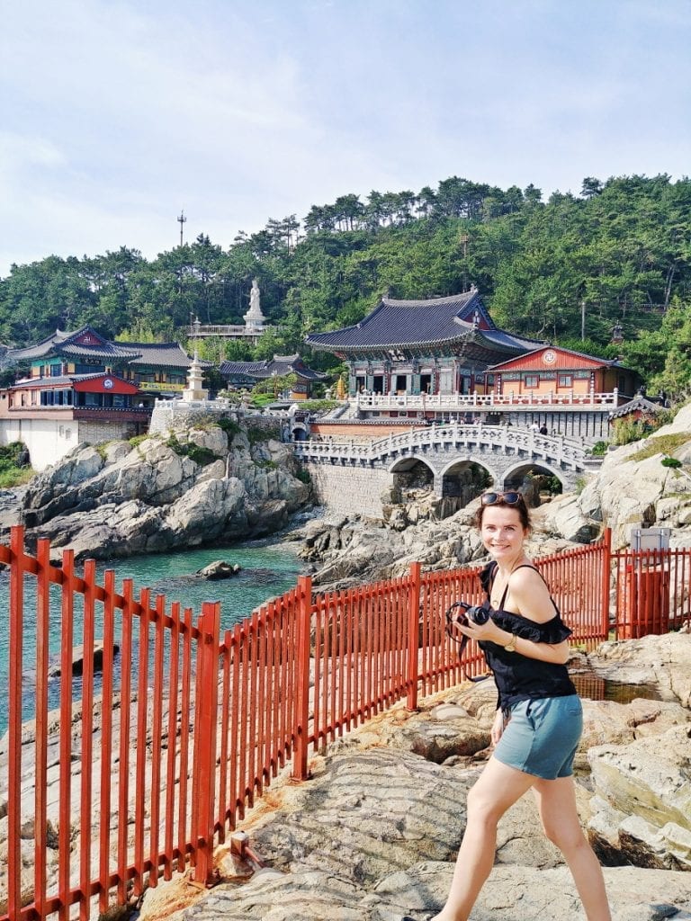 Travellerin Lisa vor dem Tempel Haedong Yonggungsa