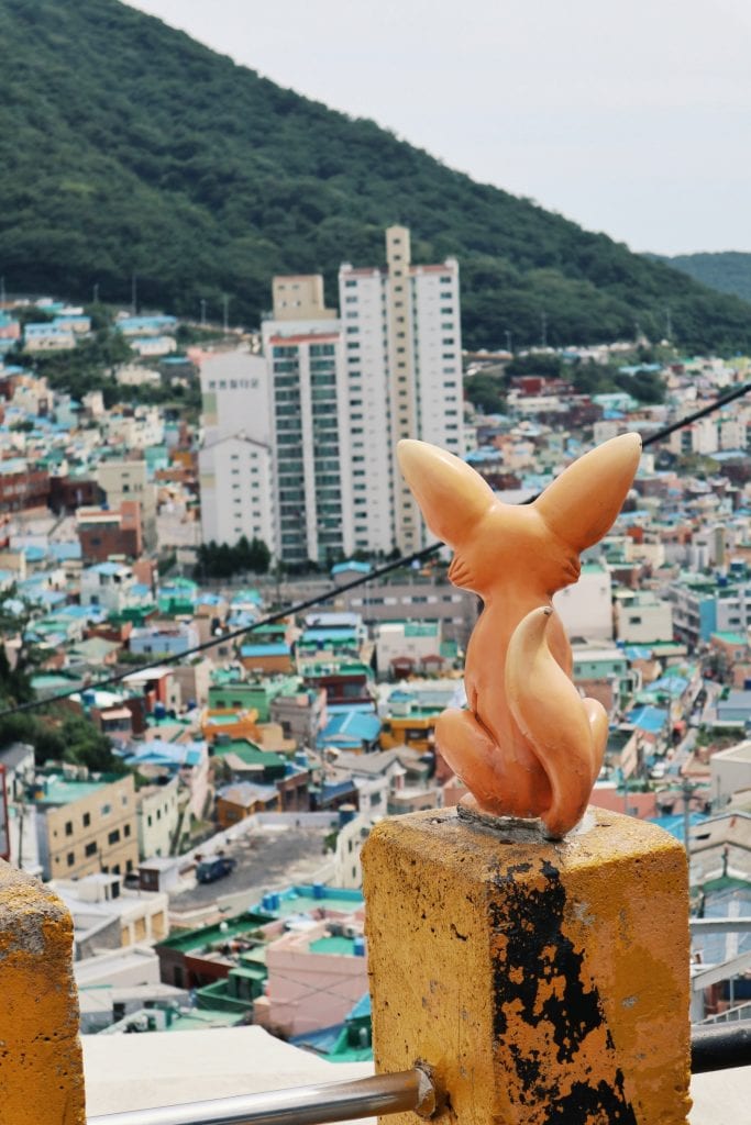 Fuchs blickt auf das Gamcheon Culture Village 