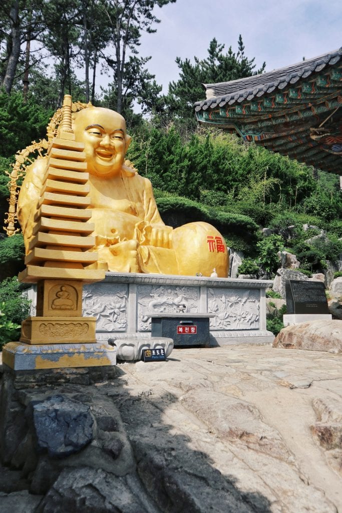 Buddha Statue im Tempel Haedong Yonggungsa