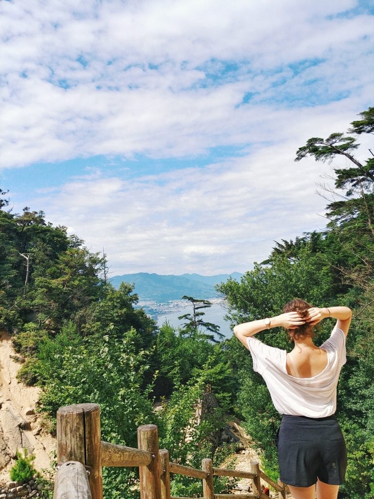 Travellerin Lisa wander auf Mount Misen auf Miyajima