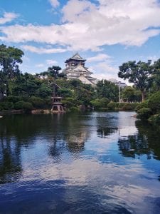 Osaka Castle und ein Teich