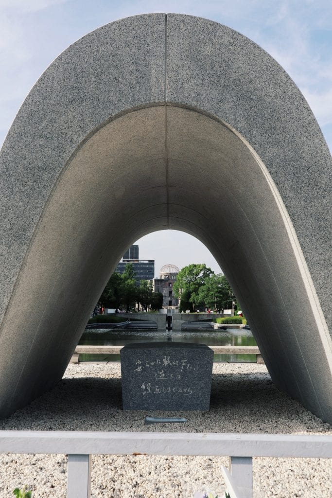 Friedensdenkmal mit Atombombenkuppel im Hintergrund