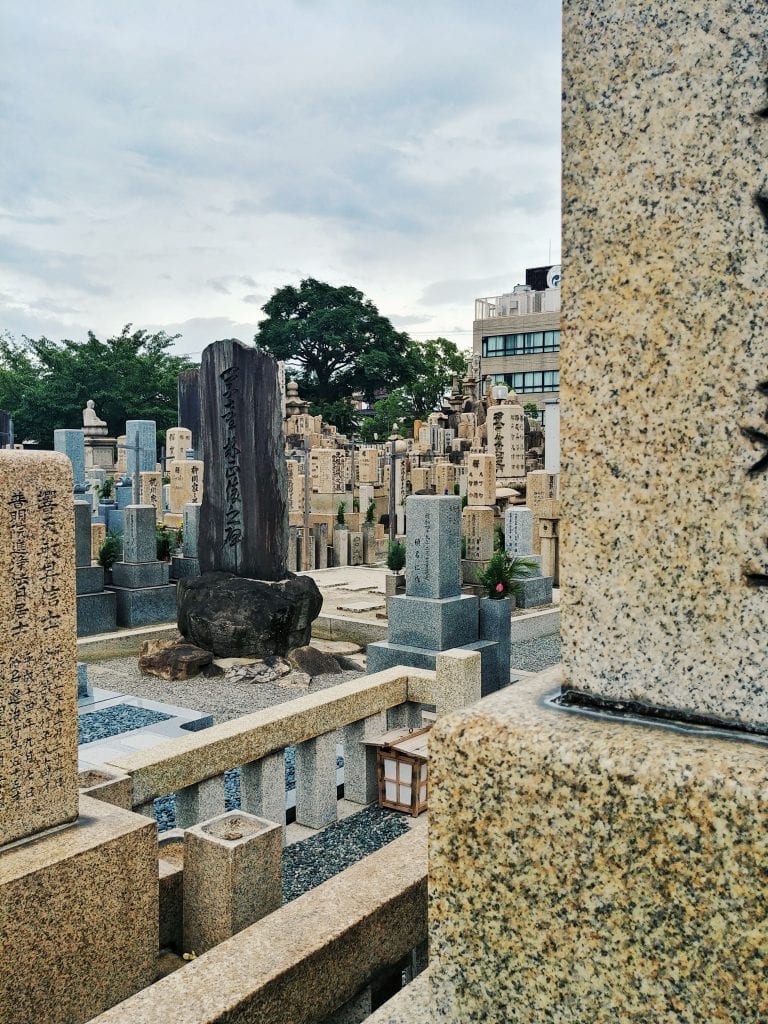 Friedhof am Shitennoji Tempel