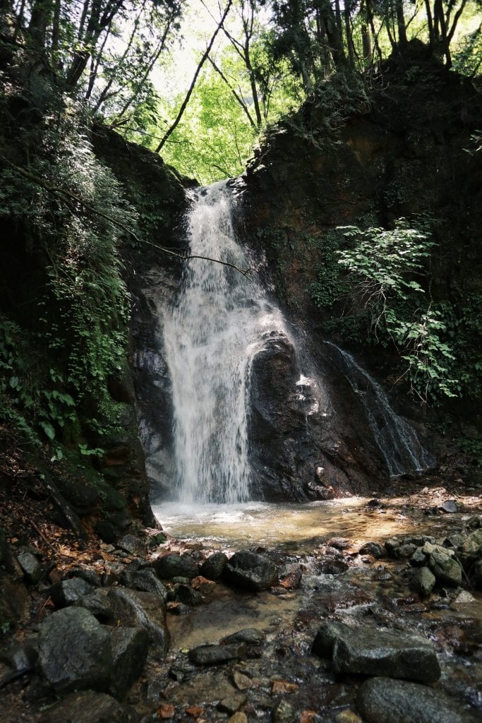Weiblicher Wasserfall auf dem Weg nach Tsumago
