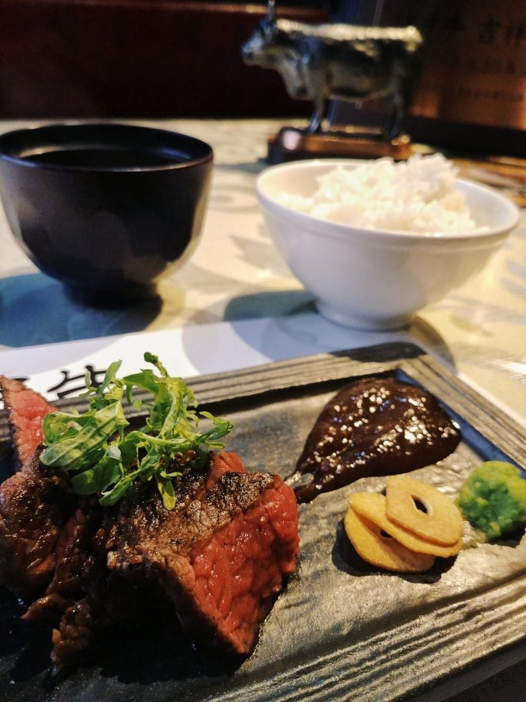 Kobe-Beef im Menü mit Reis, Salat und Miso