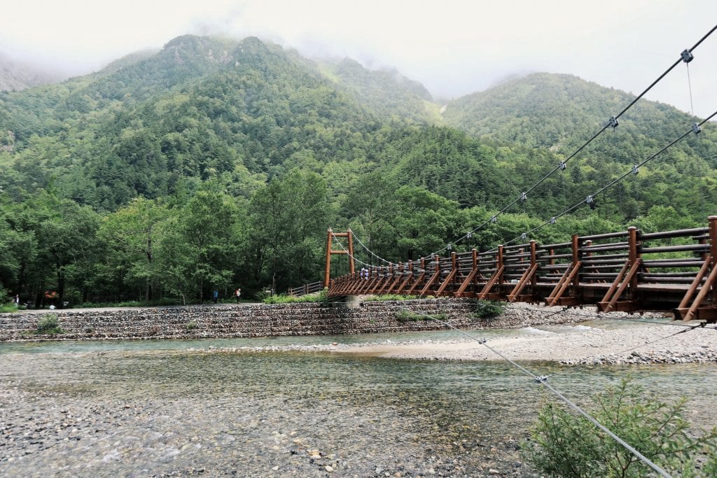 Myojin-Brücke mit Bergen