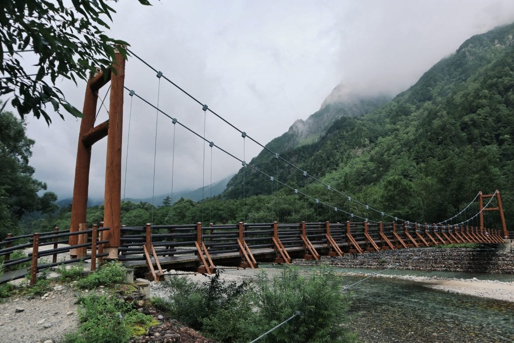 Myojin-Brücke mit Bergen