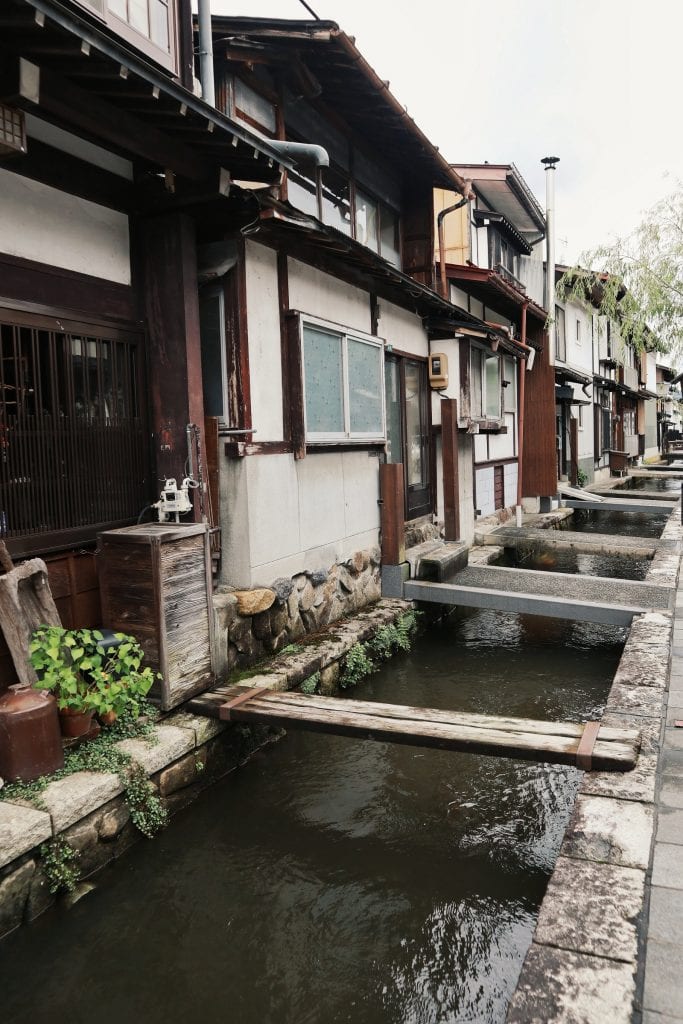 Häuser am Fluss in Hida-Furukawa