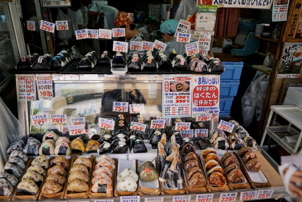 Onigiri auf dem Tsukiji Fischmarkt