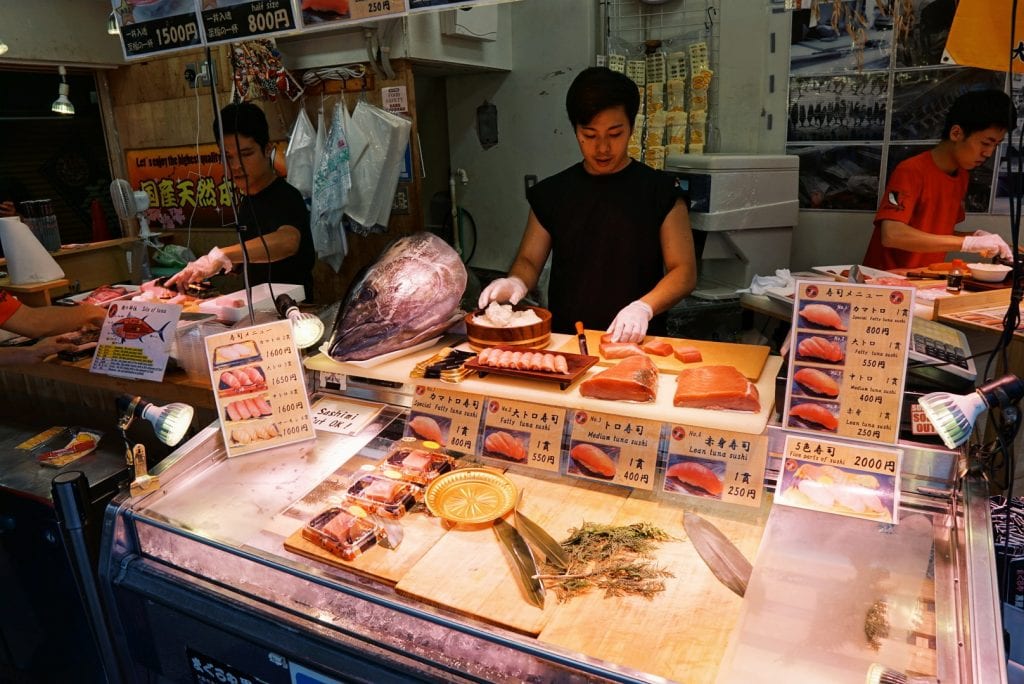 Tunfisch-Verkäufer auf dem Tsukiji Fischmarkt