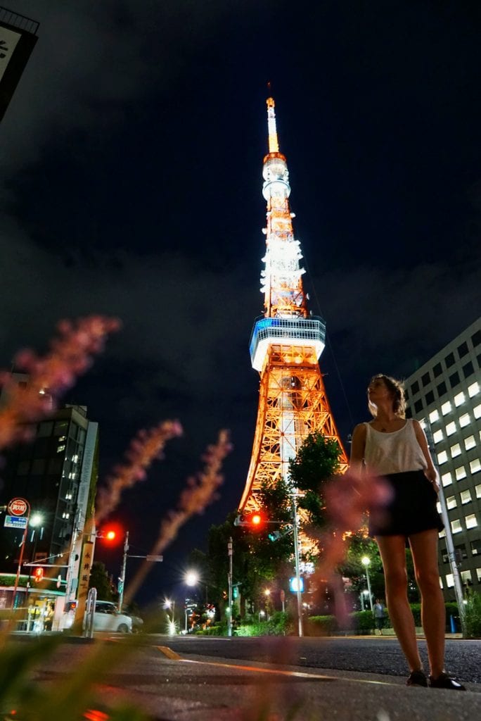 Travellerin Lisa vorm Tokyo Tower