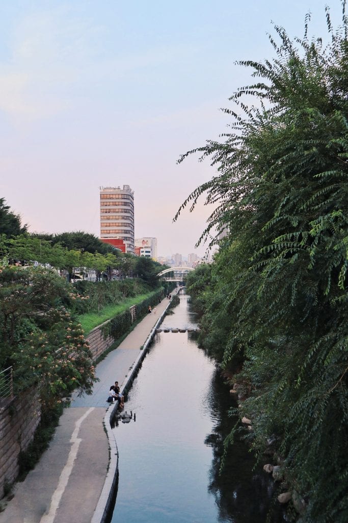 Ankunft in Seoul: Spazieren am Cheonggye Fluss in Seoul