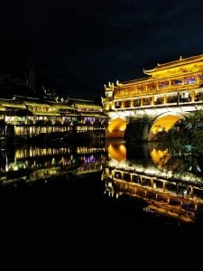 Chinas schönste Stadt Fenghuang, Brücke bei Nacht