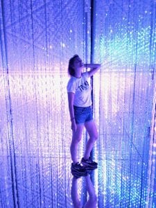 Travellerin Lisa bei teamLab Borderless in Tokyo