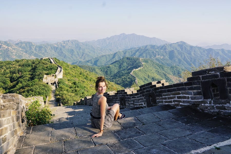 Travlllerin Lisa auf der Chinesischen Mauer