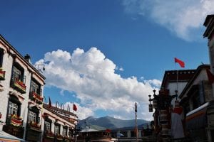 Innenstadt Lhasa mit blauem Himmel_Ankunft in Tibet