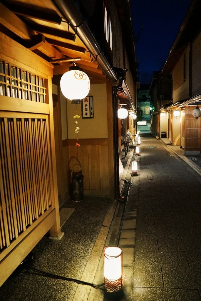 Straßen von Gion bei Nacht