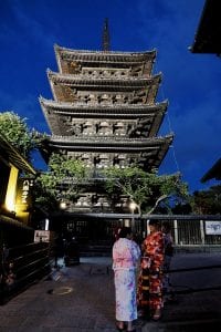 Tempel mit Geishas bei Nacht in Kyoto