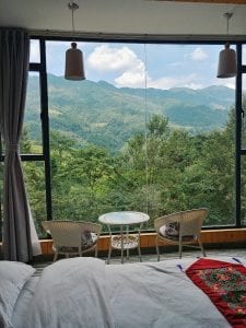 Glaswand im Zimmer des Rice Field Guesthouse in den Reisterrassen von Longsheng