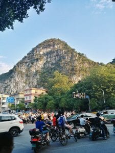 Guilin City mit Karsteinfelsen