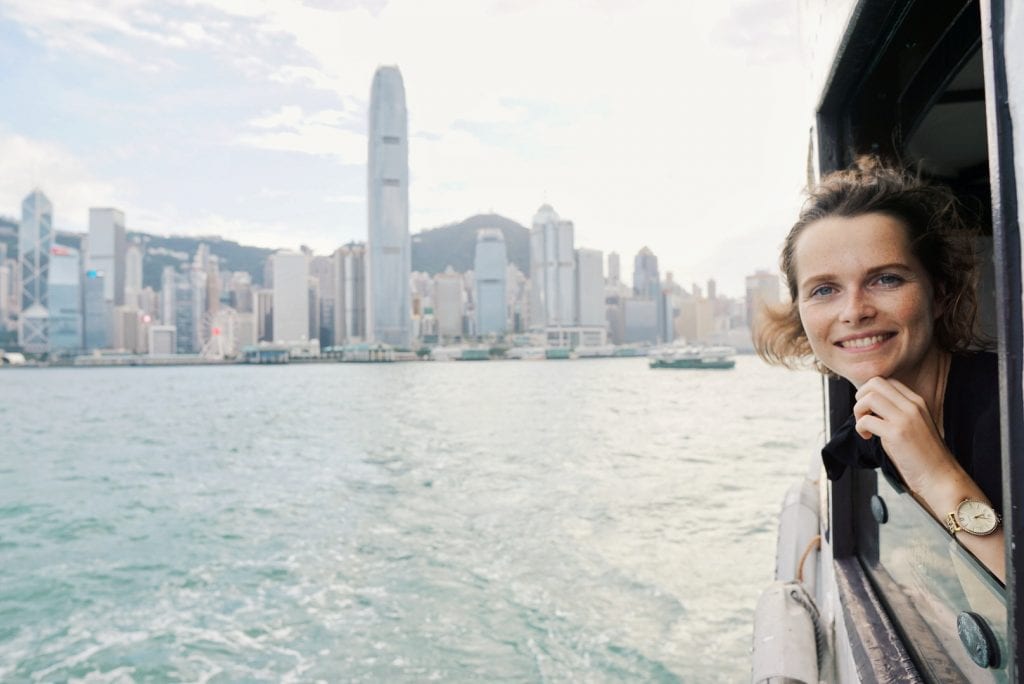 Travellerin Lisa auf der Star Ferry nach Kowloon