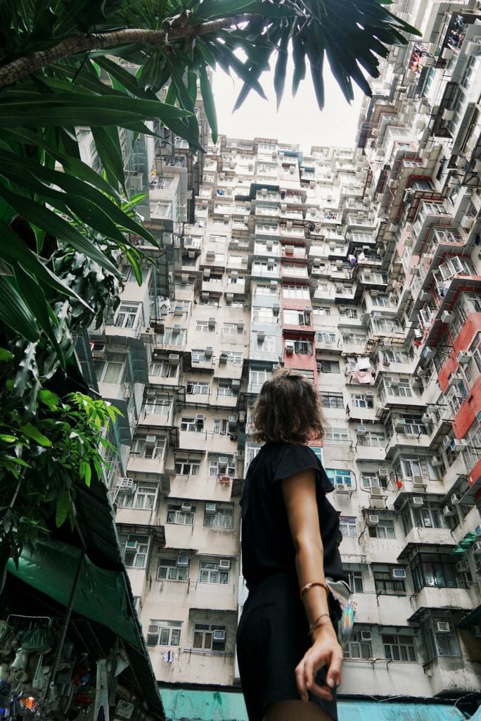 Travellerin Lisa vor dem "Monsterbuilding" in Quarry Bay
