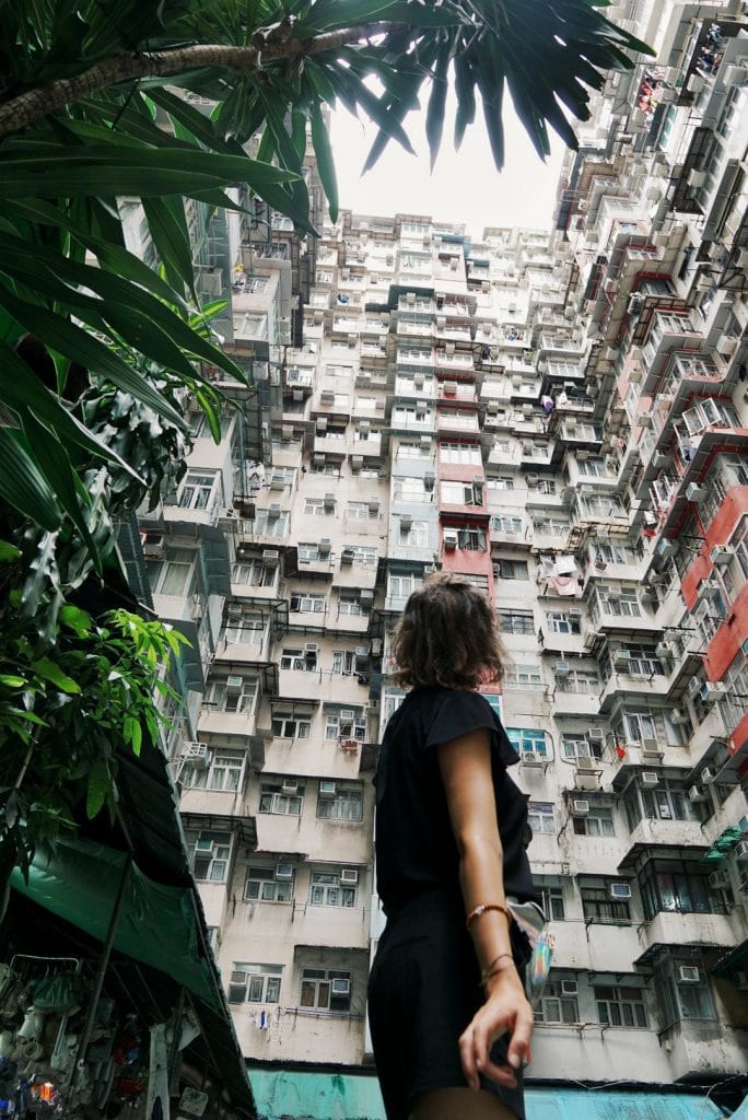 Travellerin Lisa vor dem "Monsterbuilding" in Quarry Bay