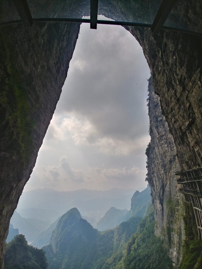 Blick von der Tianmen Cave ins Tal