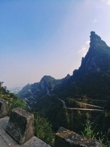 99 Kurven zur Tianmen Cave, Tagesausflug auf den Tianmen Mountain