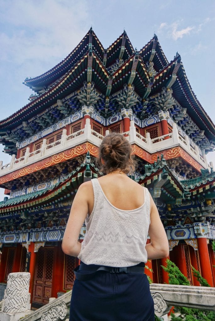 Travellerin Lisa vor einem chinesischen Tempel