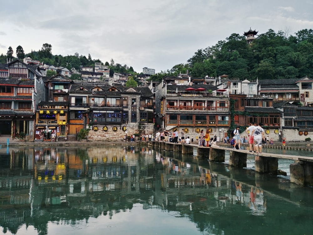 Empfehlung Fenghuang: Steinbrücke und Fluss, Chinas schönste Stadt