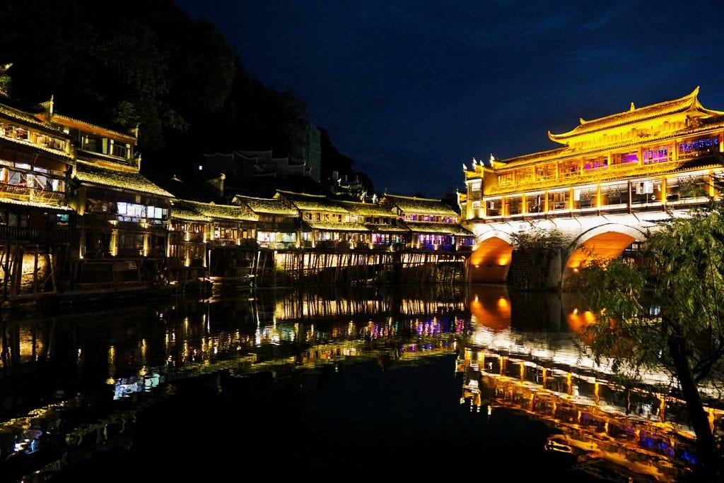 beleuchtete Brücke in Fenghuang