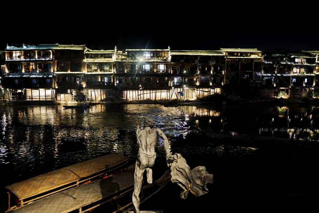 Fenghuang bei Nacht