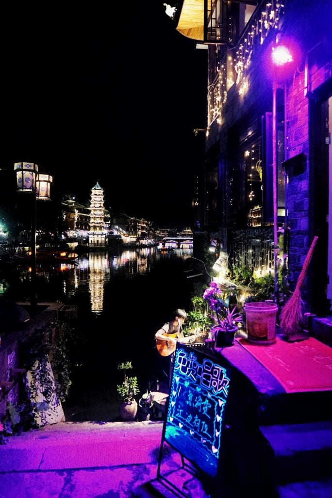 Livemusik und Cocktails am Fluss von Fenghuang