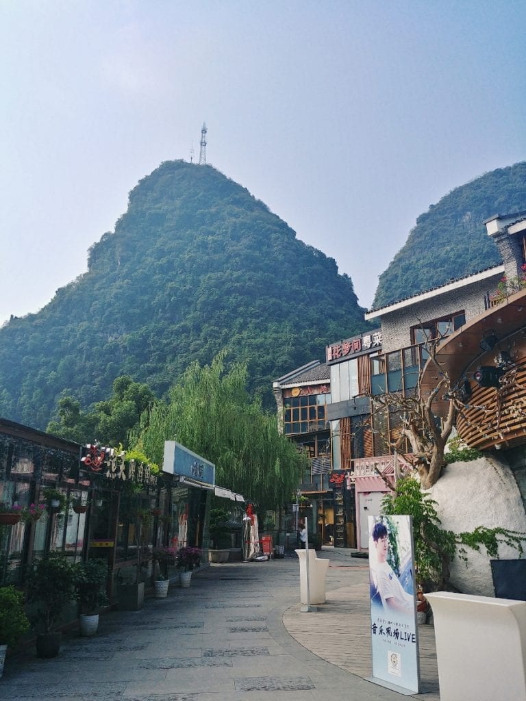 Innenstadt Yangshuo mit Berg