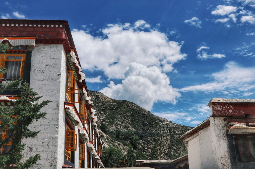 Häuser und Berge in der Sera Monastery