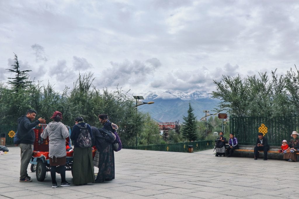 Blick auf Lhasa mit Verkäufer