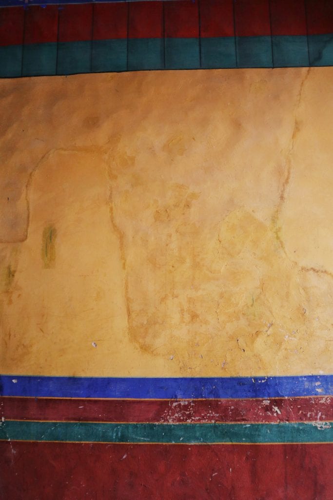 Gelbe Wand in der Drepung Monastery