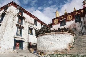 Tibets Klöster: weiße Gebäude der Drepung Monastery