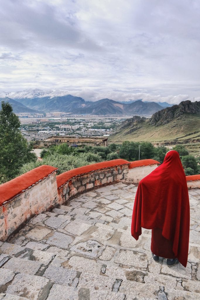 Mönch auf dem Berg der Links herum in der Drepung Monastery