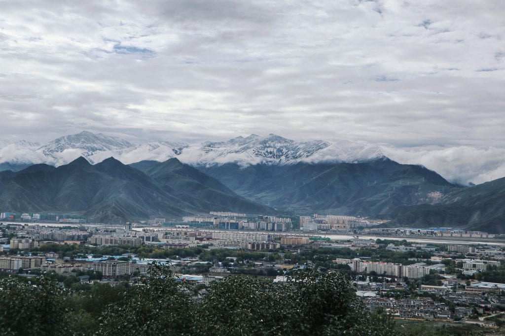 Lhasa und Berge von der Drepung Monastery aus