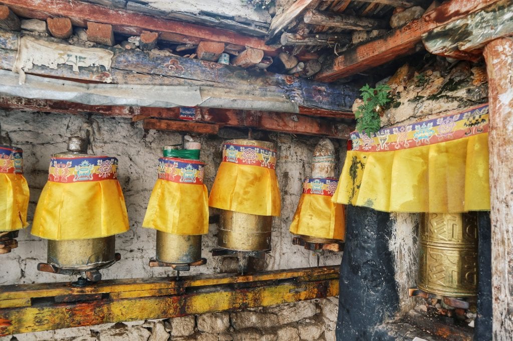 Goldene Gebetsmühlen in der Drepung Monastery