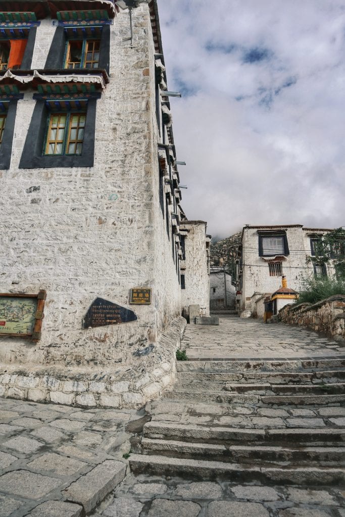 Links herum in der Drepung Monastery