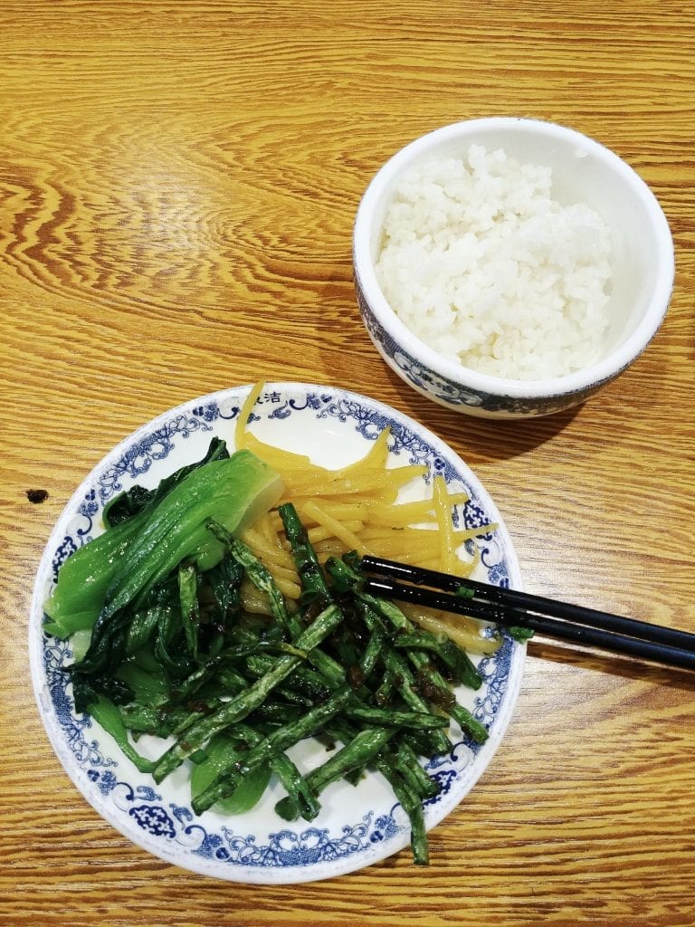 Tibetisches Essen Reis. Kartoffeln und Pak Choi