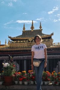 Travellerin Lisa vor dem Jokhang Tempel