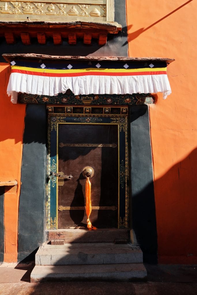 Bunte Wände im Jokhang Tempel