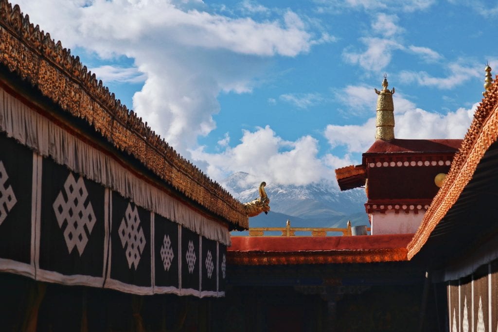 Auf dem Dach vom  Jokhang Tempel