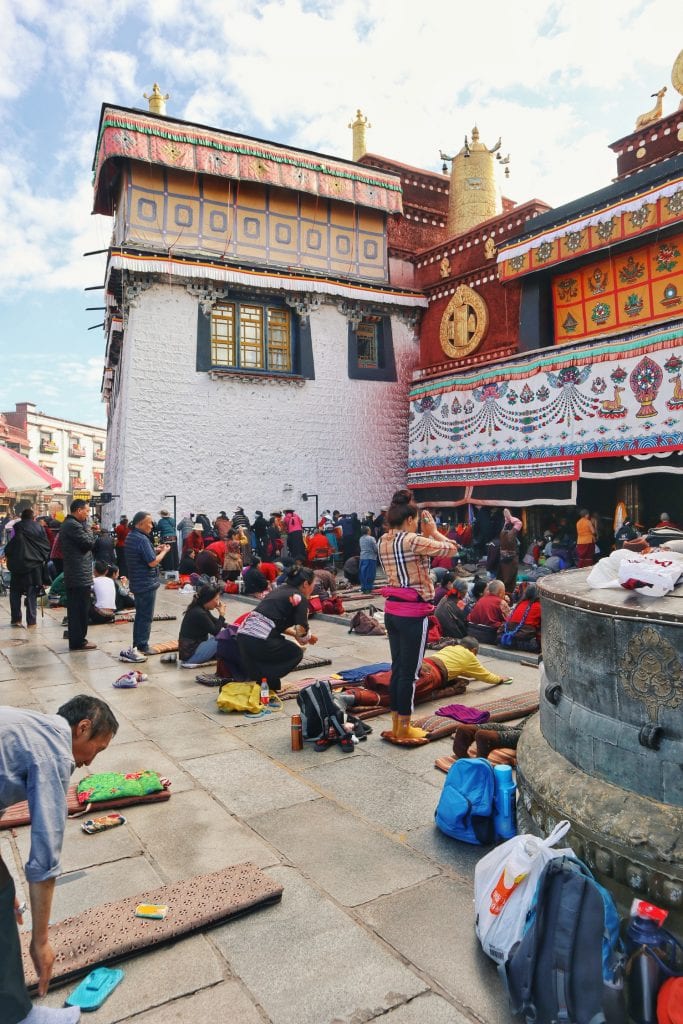 Pilger beten vor dem Jokhang Tempel